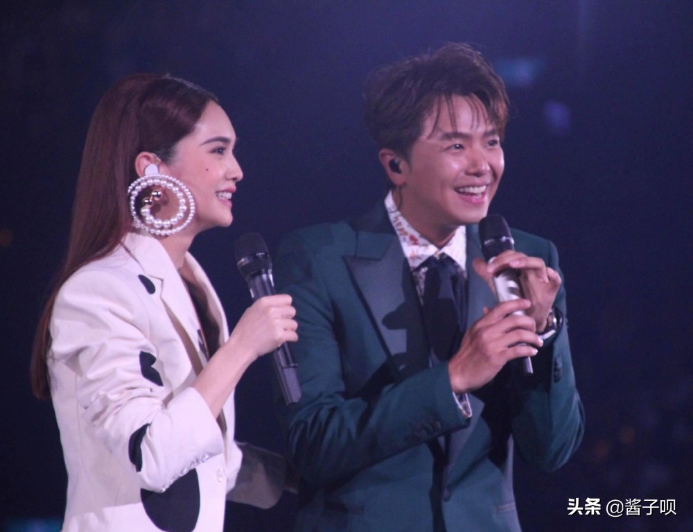 现任和前任女友悼文惊人一致，展现黄鸿升完美人设