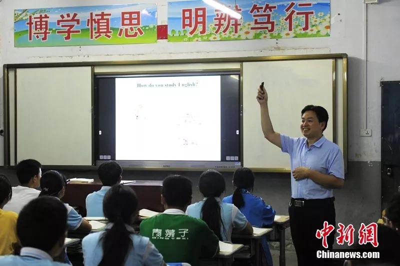 五峰*花采**乡一乡村教师弃50万高薪助500贫困学子走出大山