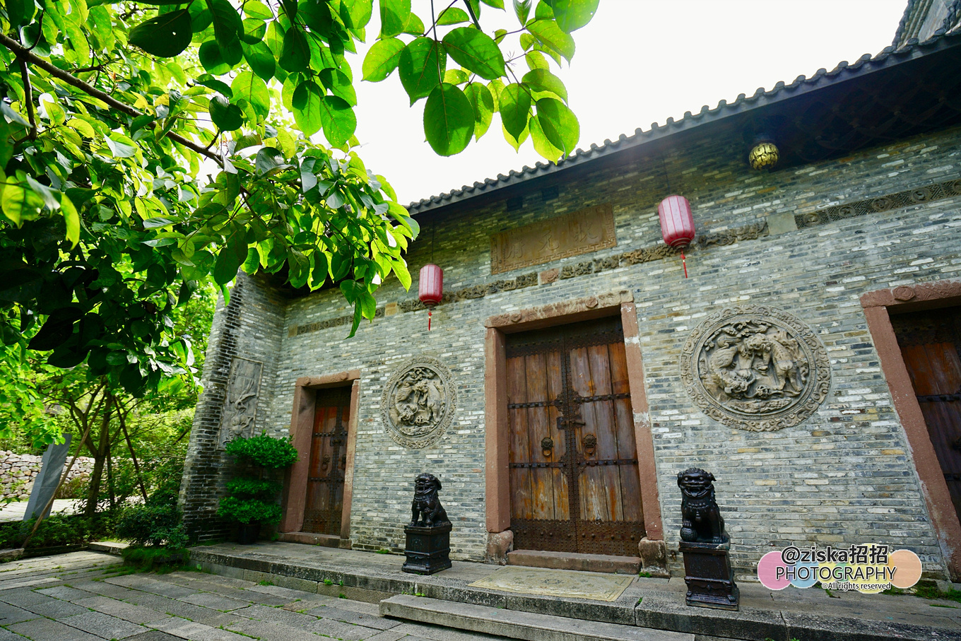 小伙探索神秘洞穴视频,小伙独自探索深山神秘古墓