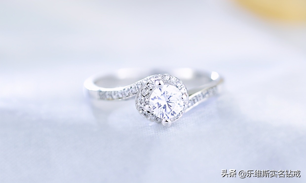 18k金镶嵌天然钻石排戒,18k白金的钻戒值钱吗