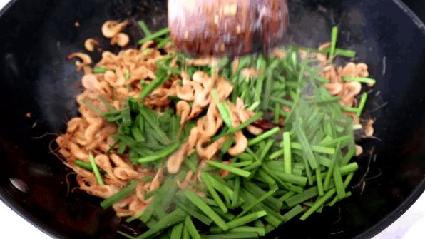 怎样做小白虾炒韭菜,小白虾炒韭菜做法