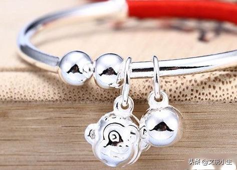 别给宝宝戴银手镯原因有这3点,宝宝戴银手镯的有什么讲究