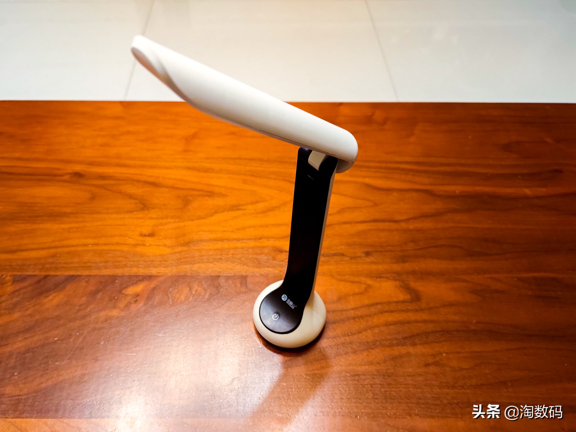 国货内卷无情：￥13块钱的3色温2400mAh充电式触控台灯开箱晒个单