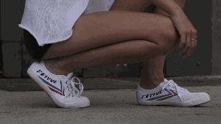 夏天什么裙子配小白鞋,夏天穿裙子可以穿小白鞋吗