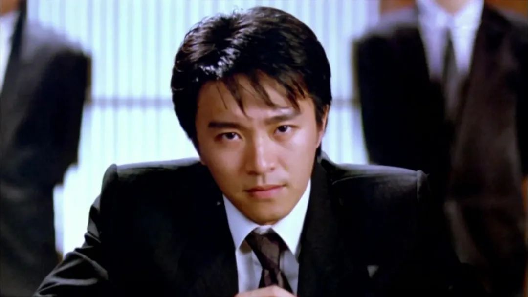 周星驰经典踢球,周星驰自由发挥成经典镜头