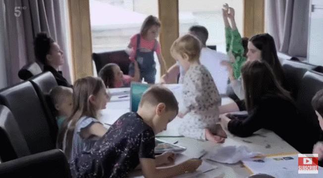 结婚30年生22娃，网友群嘲太窒息了，结果他们的生活却啪啪打脸