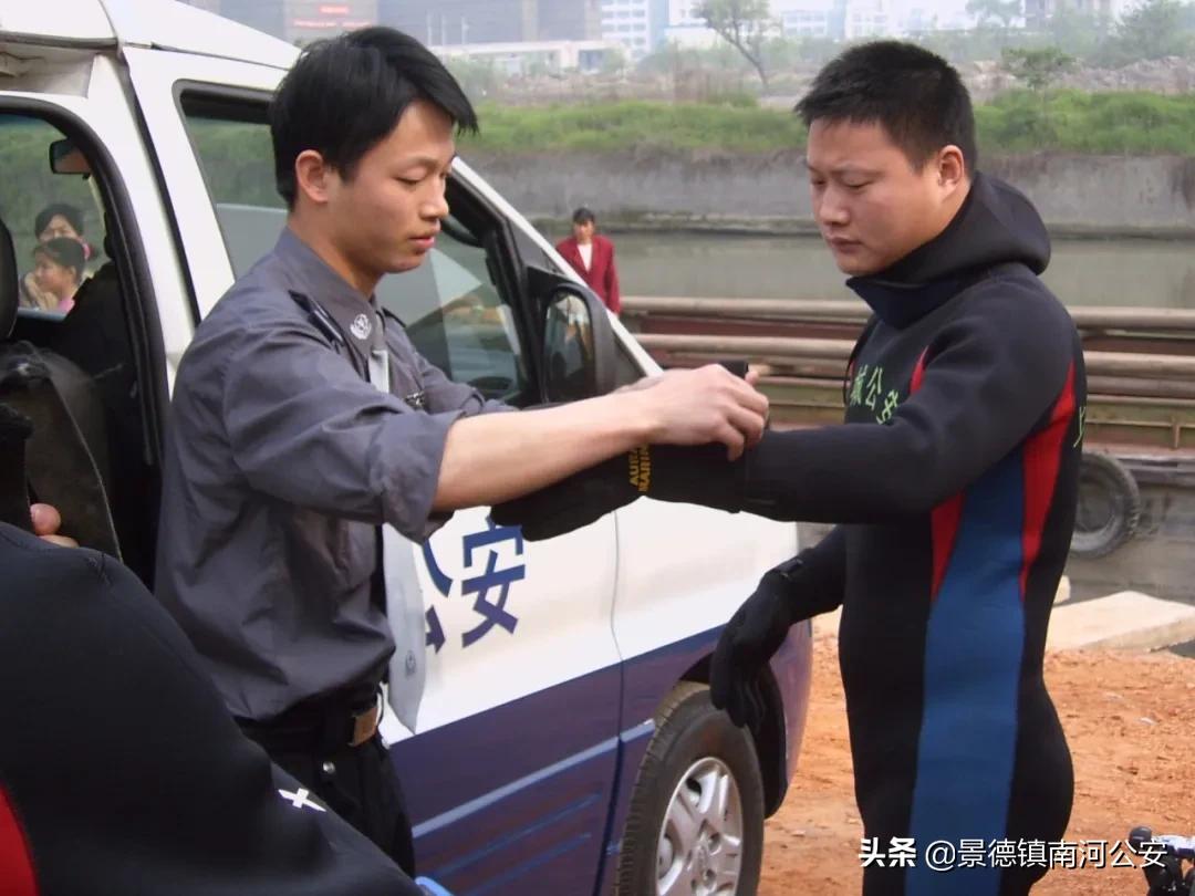 警察下水道寻找尸体,在水下找到尸体