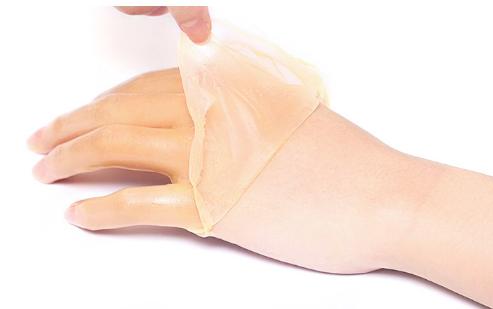 双手脚跟老人一样干裂粗糙,冬季双手粗糙干裂