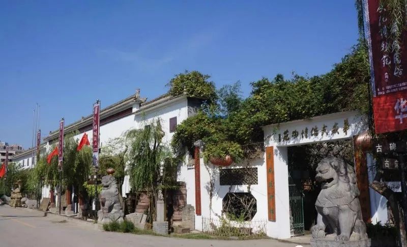 王猛仁诗书创作室在华威博物苑接牌