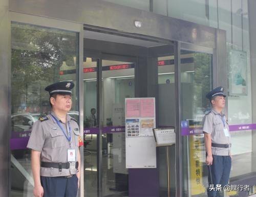 在银行存款时被抢银行有责任吗,在银行存钱被抢劫了怎么处理