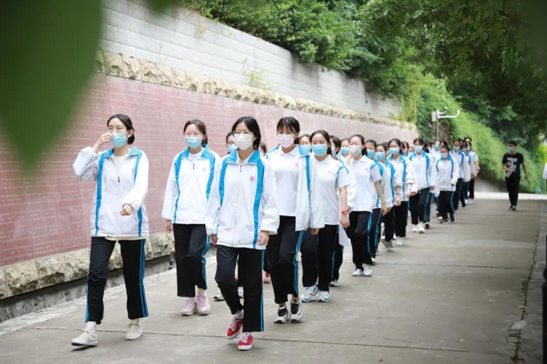 十堰市民感人视频,十堰市东风高中视频