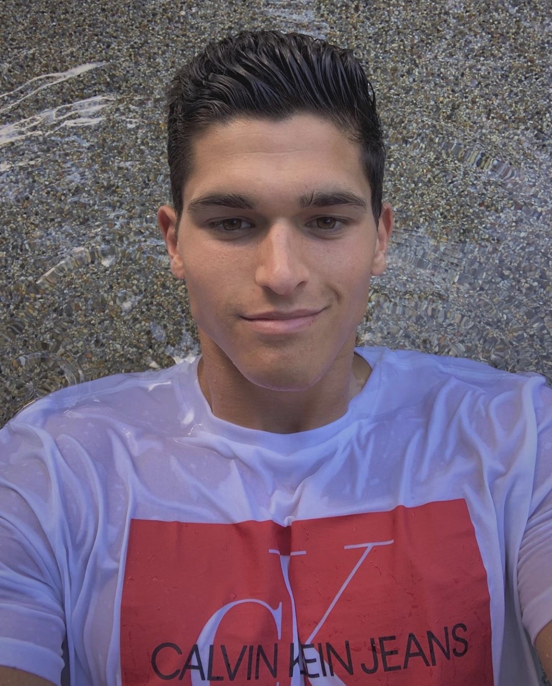 完成学业重新复出，黄金比例的小狼男模狗能否通过时尚的重新洗牌