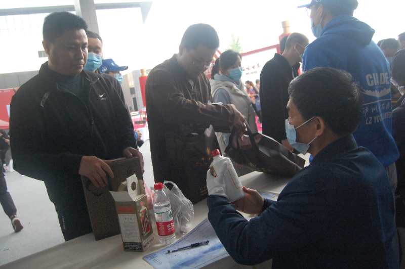 一瓶“不好喝”的老酒，让他热爱上了老酒事业！