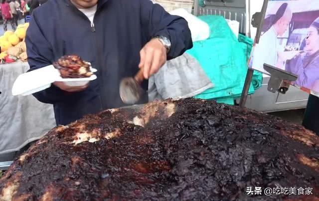 西安大叔在城墙边卖“糯米团”，一天限量300碗，连老外都抢着买