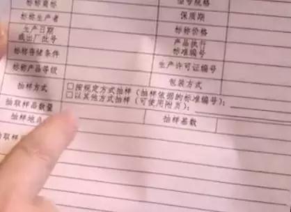 花一千多买的皮衣，用手一撕就破！老板辩解却当场“翻车”