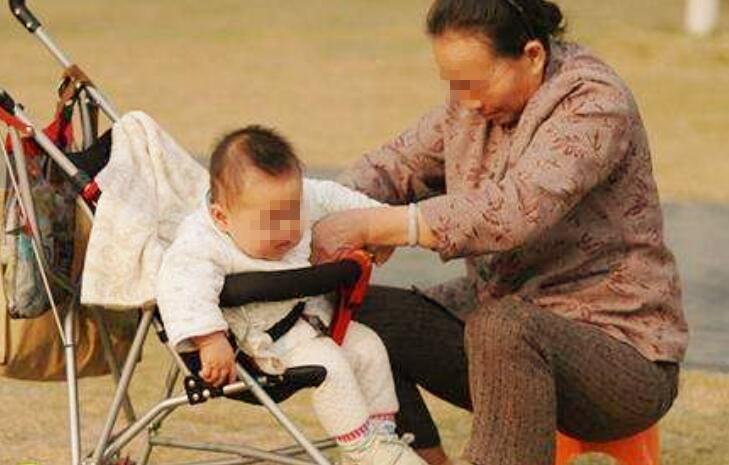 拆迁母亲把三套房都给儿子,拆迁分两套房母亲给女儿一套