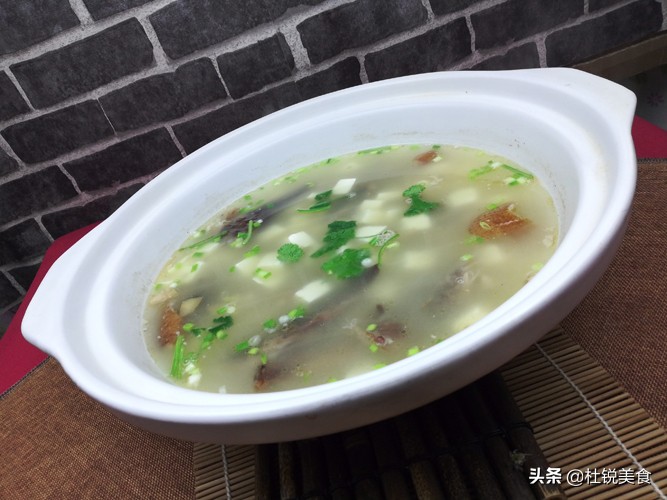 吃完烤鸭后的鸭架怎样做才好吃,北京烤鸭鸭架打包回去怎么吃