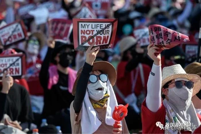准新娘遭*拍偷**后自杀，案犯被轻判，她父母陷入绝望的自责之中