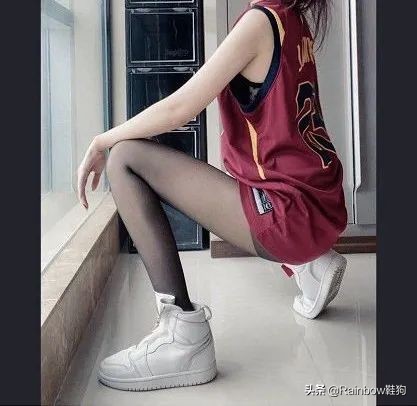 我穿搭学抖音钟爱黑丝配AJ这个社交娱乐至上的时代有何不可？