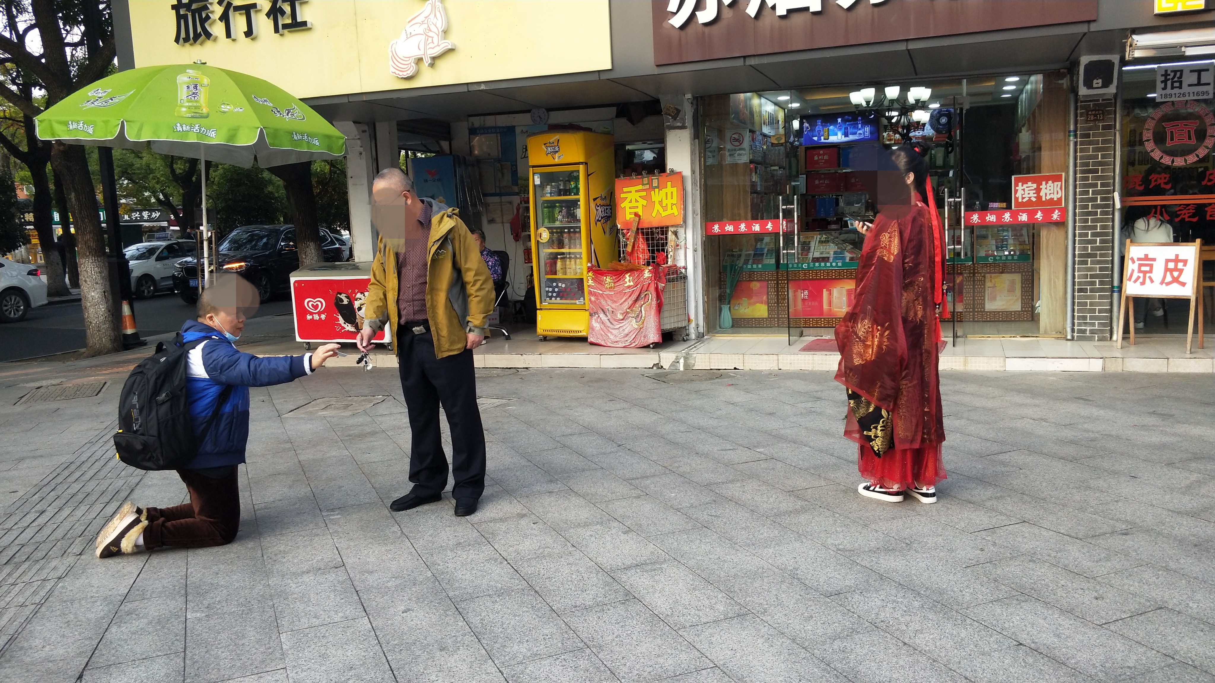 在大街上碰到喜欢的女生怎么办,街上碰见暗恋的人怎么办