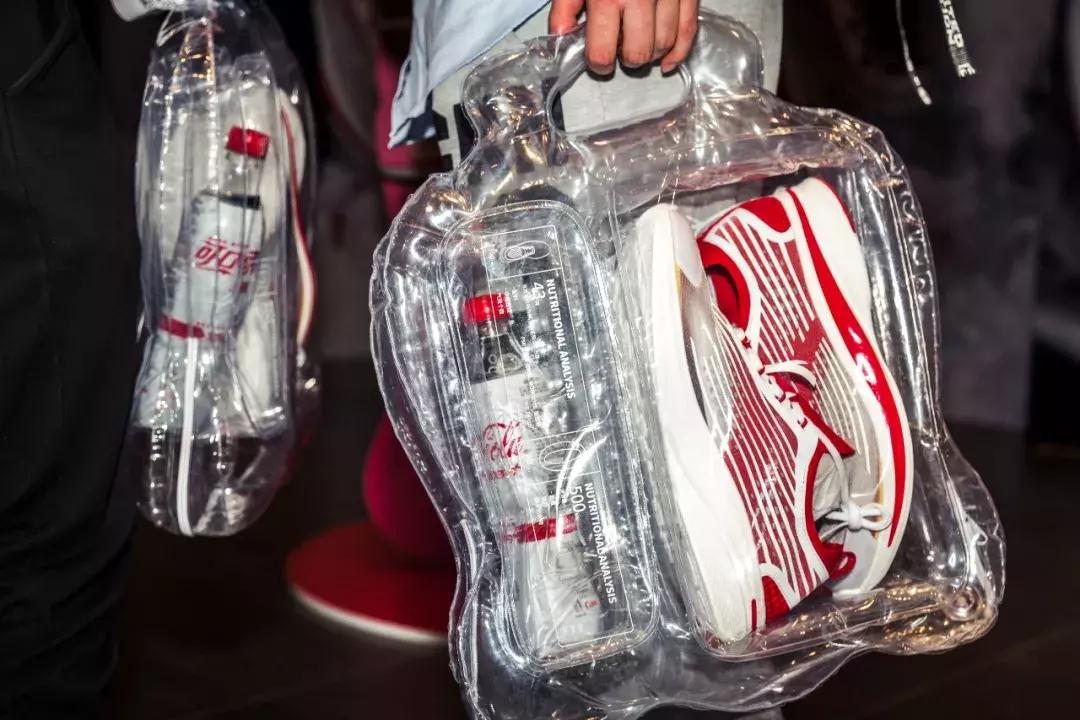 可口可乐联名跑步鞋怎么样,安踏可口可乐联名c37白熊款