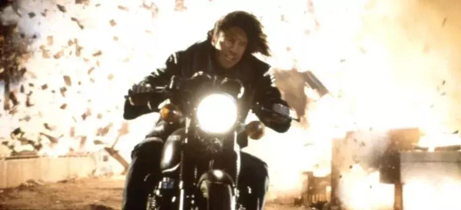 这个男人爱狗如命，颜值可以甩小李子几条街，你不知道的是......