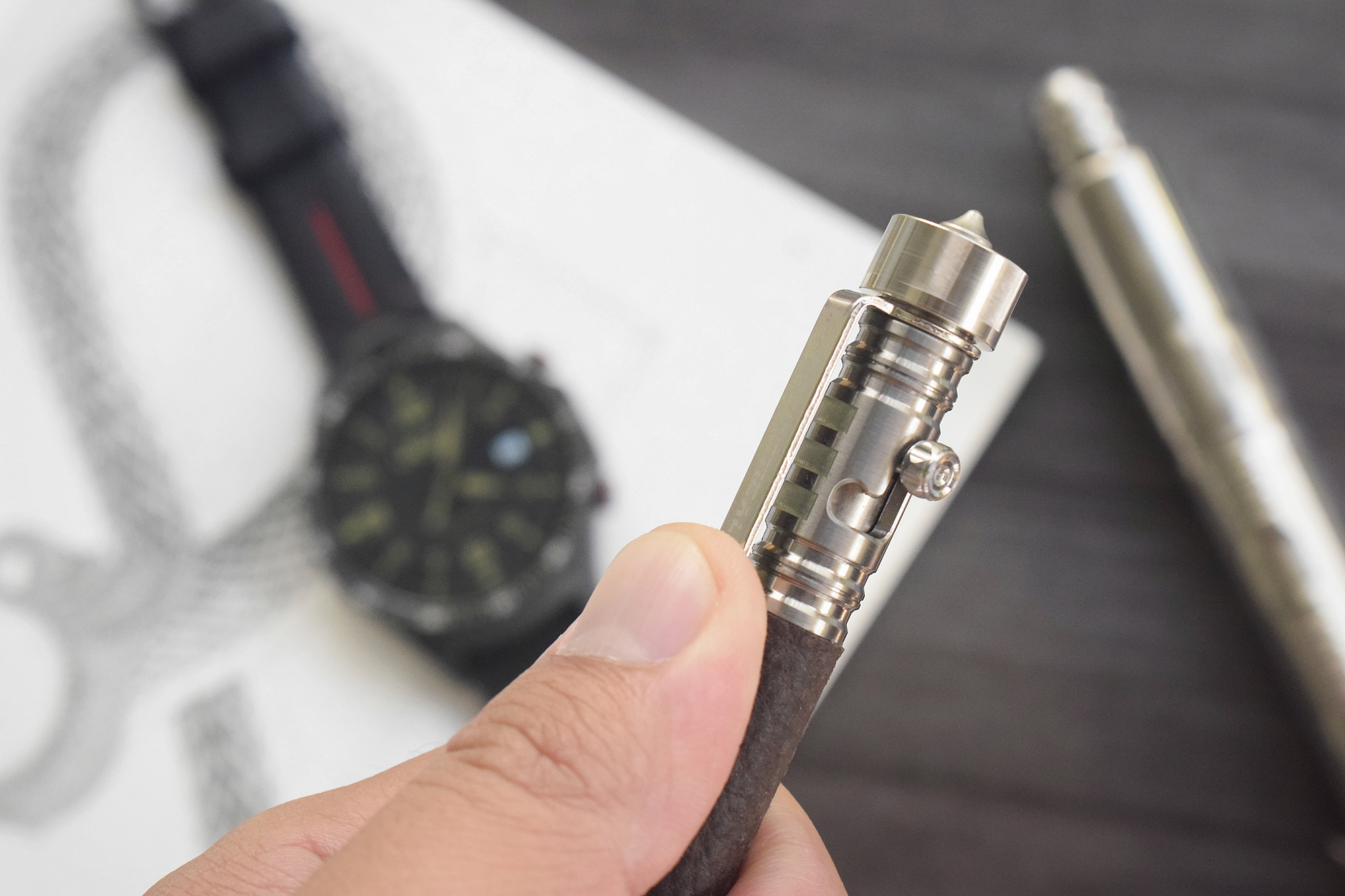 弘安保罗战术笔破窗效果,尊奢体验