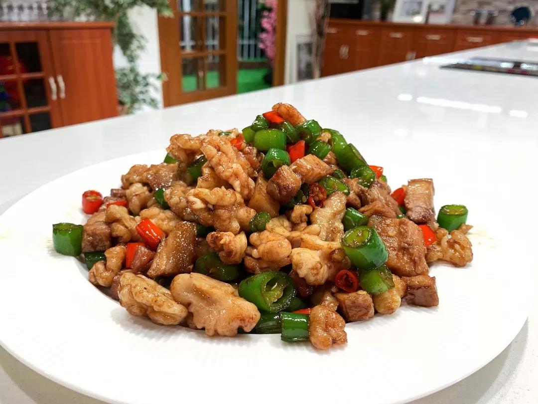 核桃发黑能用水洗吗,核桃表皮发霉了能吃吗