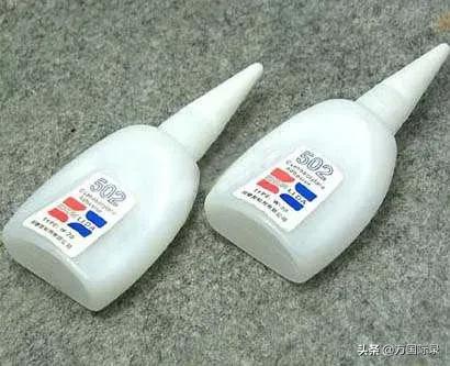 502胶水滴到家具上导致发白！用这3方法清理，完全不会掉漆