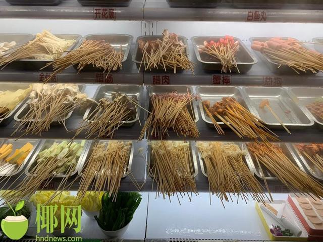 调查丨烧烤串串竹签反复使用发黑发霉，海口这些食店太“黑”了