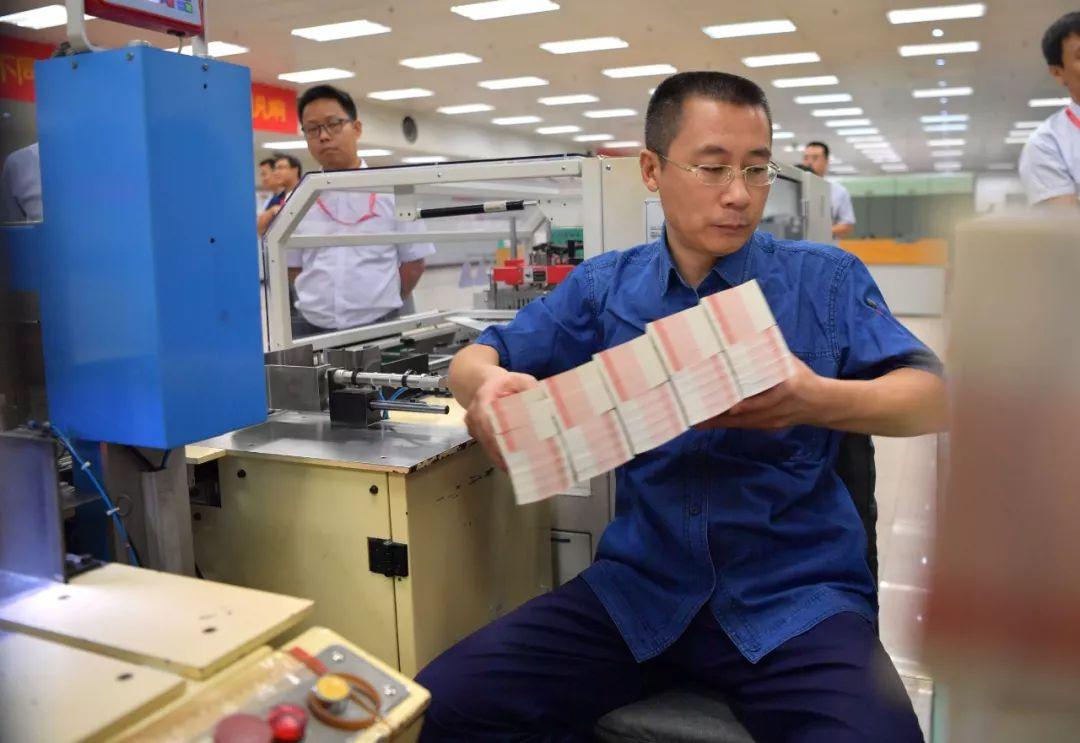 人民币怎么印刷成纸币样式,新版人民币印制