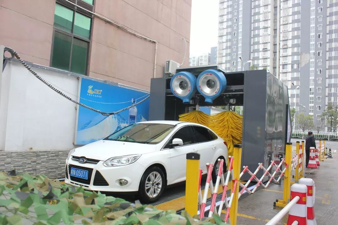 本想加个油，一不小心还蹭了个网红洗车