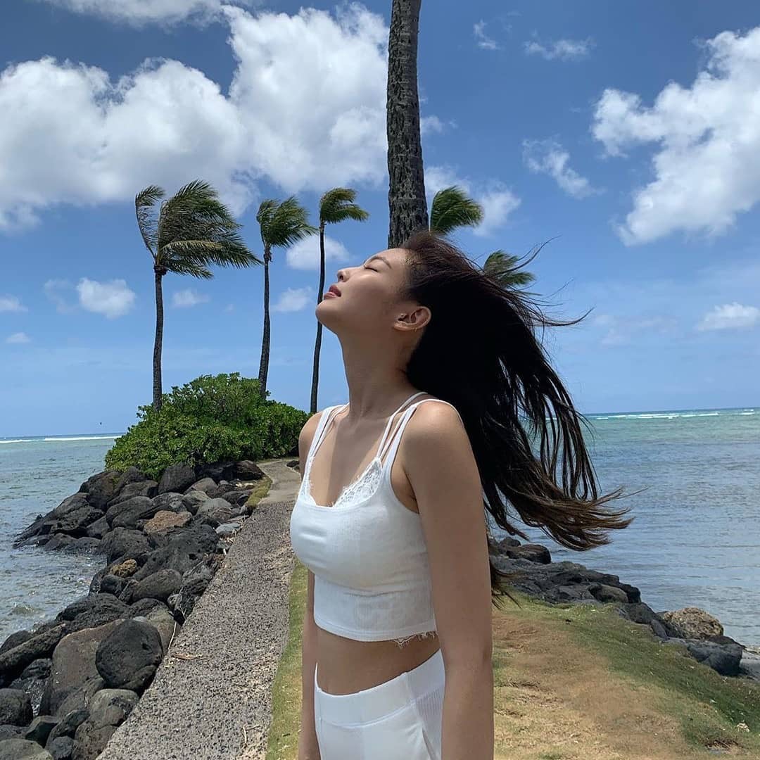 金智妮穿运动衣,金智妮穿t恤演出