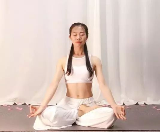 常练这些瑜伽体式,打开胸腔,舒展肺部,增强呼吸系统的免疫力