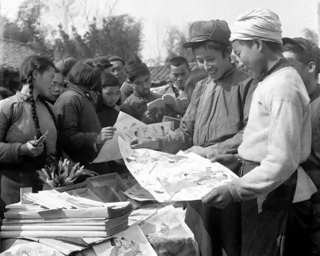 九张反映过年气氛的照片,百张罕见的过年老照片这才是年味