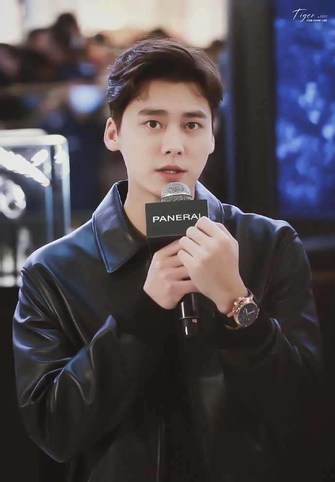 张若昀西装李易峰皮衣,李易峰机车皮衣演唱会