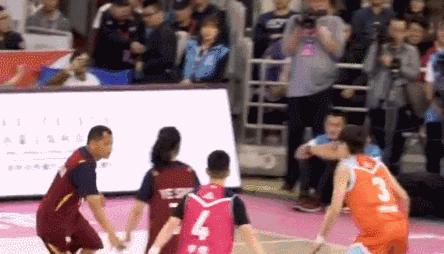 惊动央视,姚明都来致敬。他“一个人”组成篮球队后,打败了死神