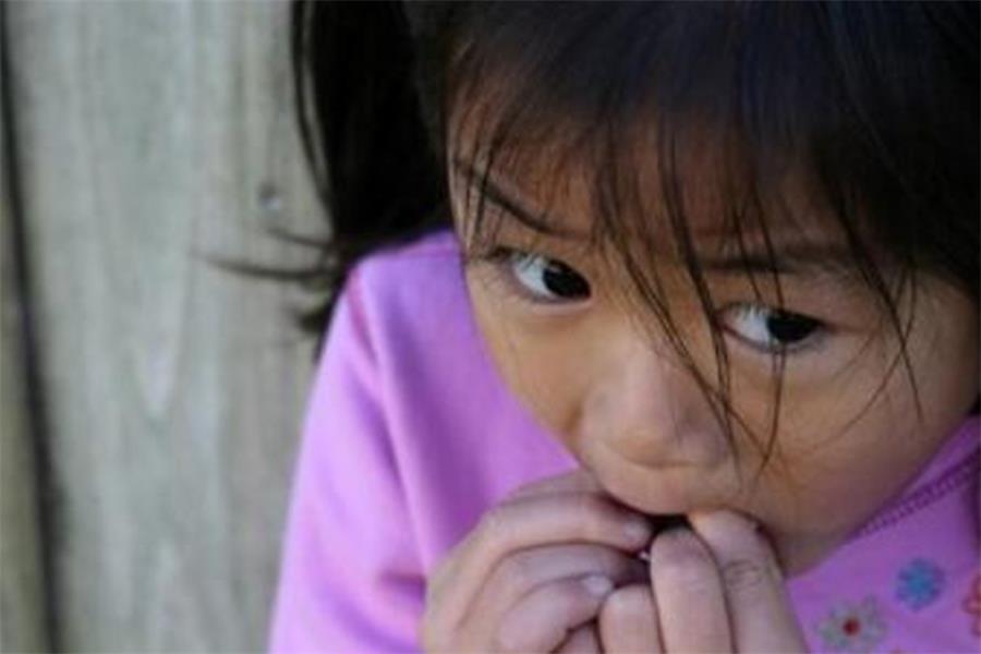 孩子有“咬甲癖”？家长学会三招，轻松帮娃克服