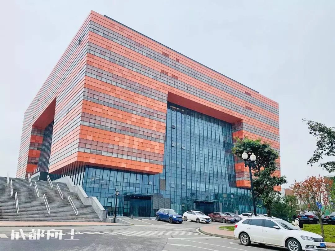 大运村建设火热朝天，成都大学已经上天