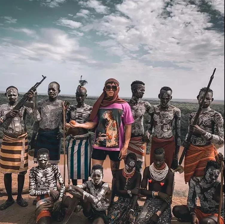 富二代儿童脊椎包,富人用小孩的脊椎做手提包