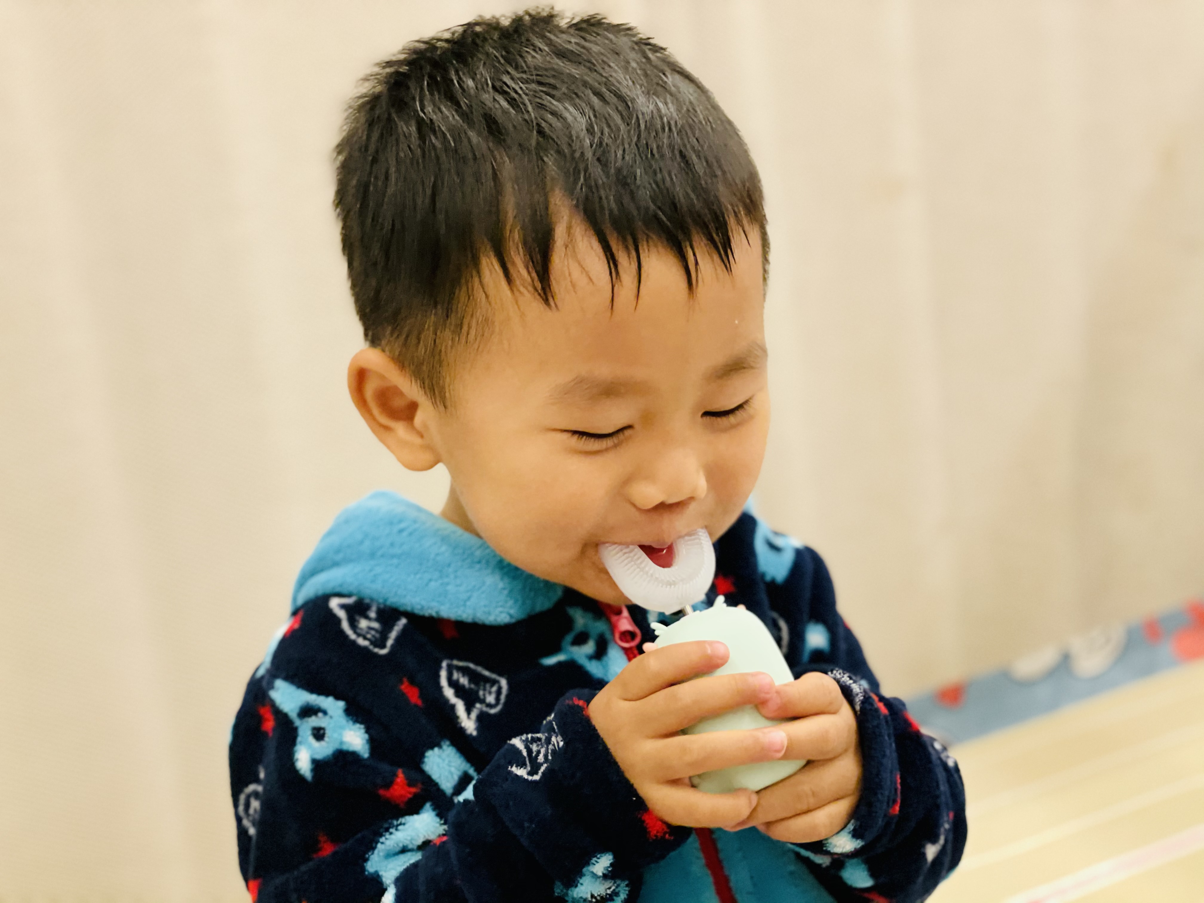 三岁孩子小黑牙父母无知惹的祸,2岁孩子黑牙齿