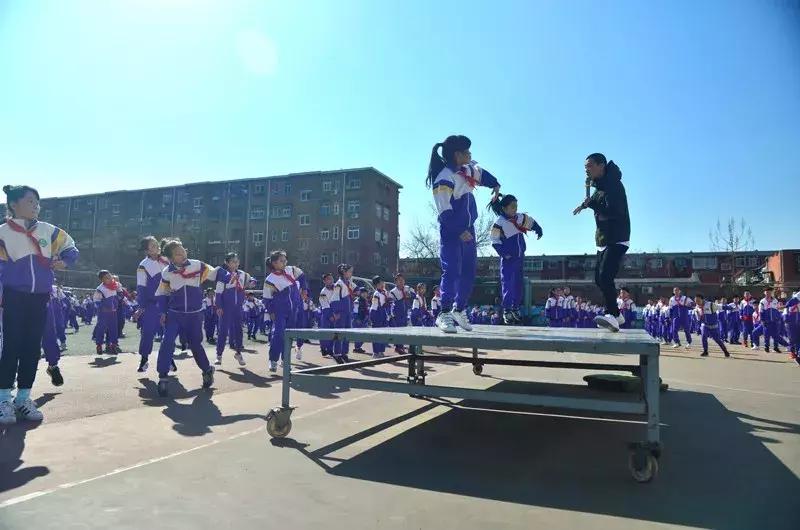 厉害啦！校长领舞，天津这所小学课间操火了！~落户天津落户联盟