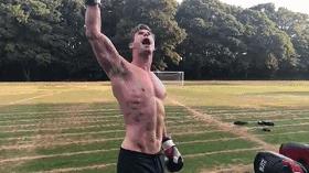 锤哥雷神身材,雷神锤哥露腹肌片段