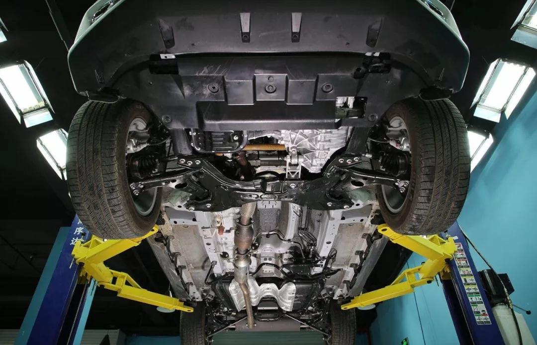 底盘装甲一般喷的是什么样颜色的,新车喷底盘装甲多久能开