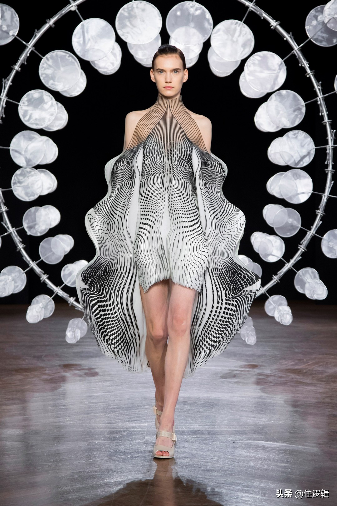 全球设计事件|LV绿了、北京机场方案火了、椅子变身“棺材”...