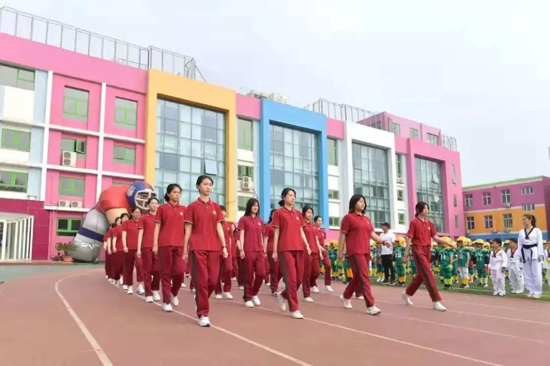 一共有207人参加体操表演,一百多人体育节开场