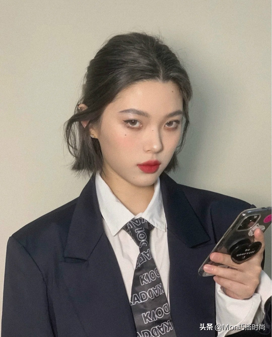 短发半扎发简单好看女生,夏天短发脸大的女生适合什么扎发