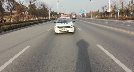 怎么保持车身直线行驶,直线行驶之前怎么才能把车身摆正