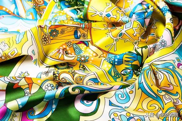 羊绒围巾这样戴简单又时尚,丝绸面料的围巾的系法