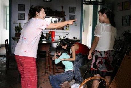 小夫妻买房婆婆让房产证写名字,儿媳怒怼婆婆买房写自己名字